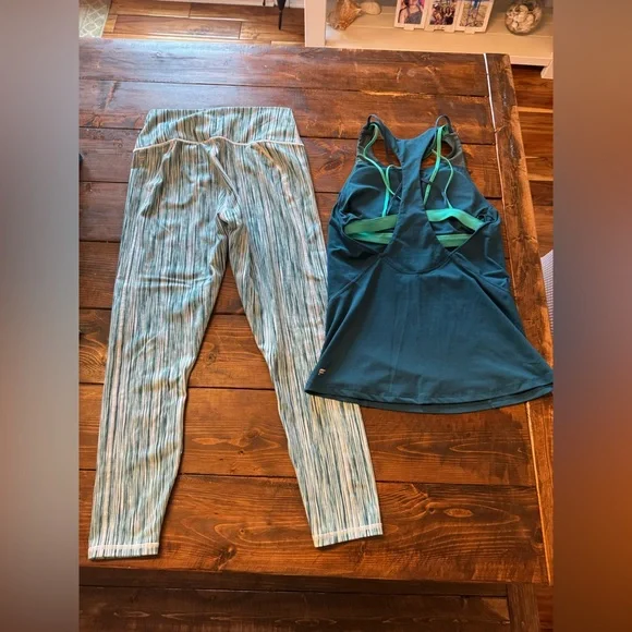 Women’s Fabletics Outfit Size Medium - Picture 2 of 4
